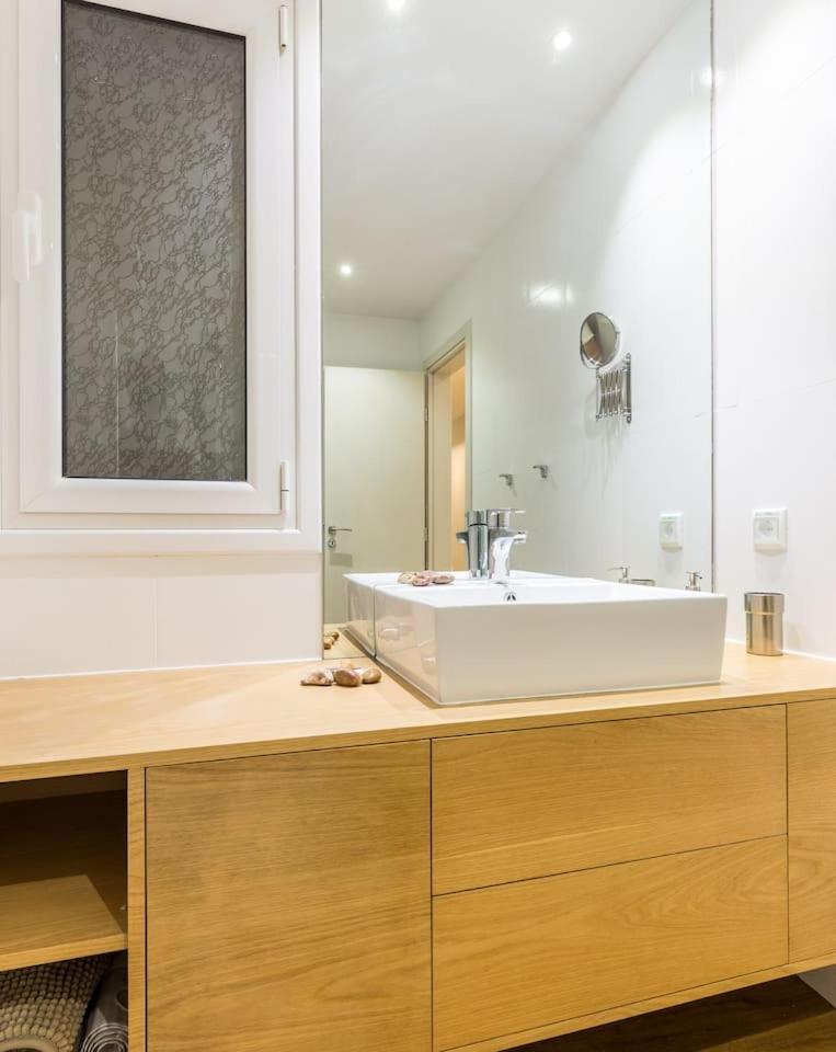 Elegant Apartment W Great Balcony In Vouliagmeni Афины Экстерьер фото