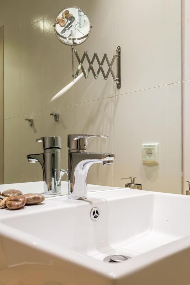 Elegant Apartment W Great Balcony In Vouliagmeni Афины Экстерьер фото