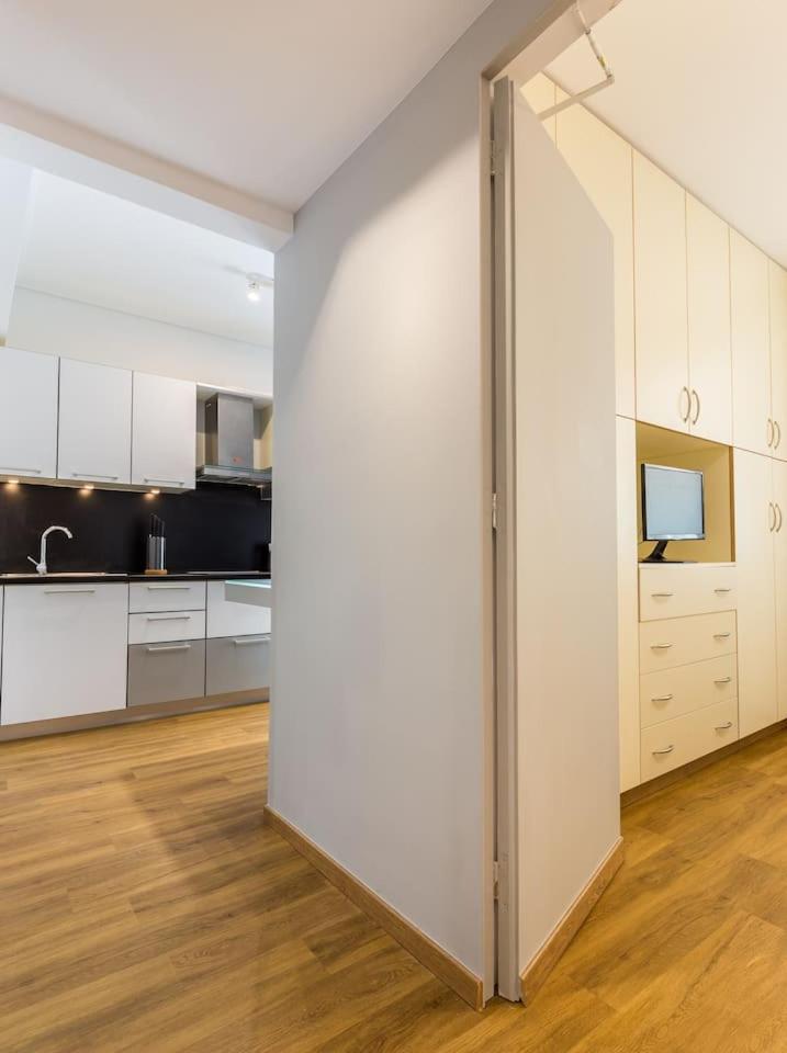 Elegant Apartment W Great Balcony In Vouliagmeni Афины Экстерьер фото